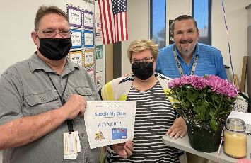  teachers with award certificate